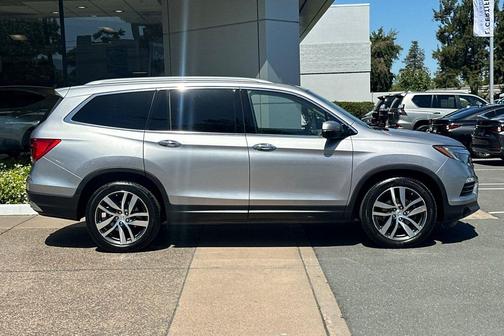 Lunar Silver Metallic 2017 Honda Pilot Elite