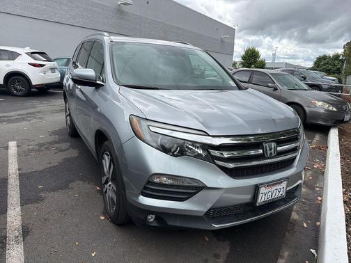 Lunar Silver Metallic 2017 Honda Pilot Elite