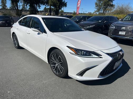 2025 Lexus ES 300h Base