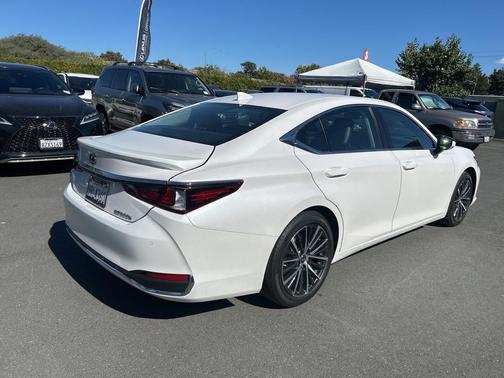 2025 Lexus ES 300h Base