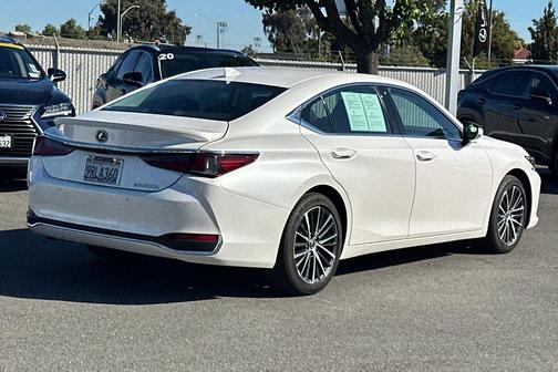 2025 Lexus ES 300h Base