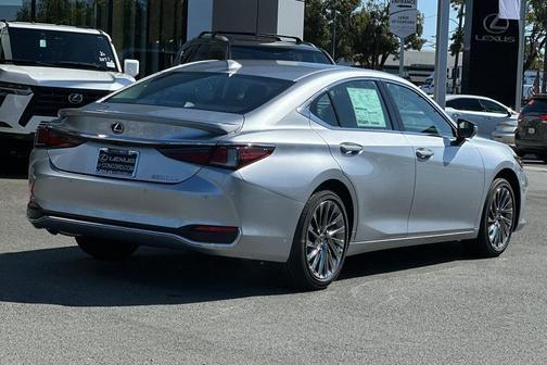 2025 Lexus ES 300h Luxury
