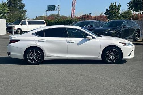 2022 Lexus ES 300h Base