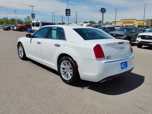 2017 Chrysler 300C BASE