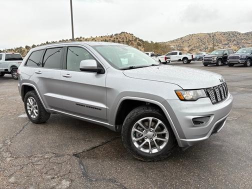 2020 Jeep Grand Cherokee LAREDO
