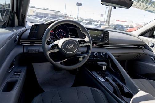 2022 Hyundai ELANTRA SE