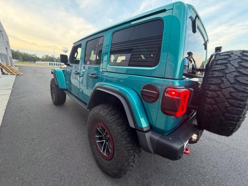Bikini Pearl Coat 2024 Jeep Wrangler Rubicon X