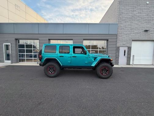Bikini Pearl Coat 2024 Jeep Wrangler Rubicon X