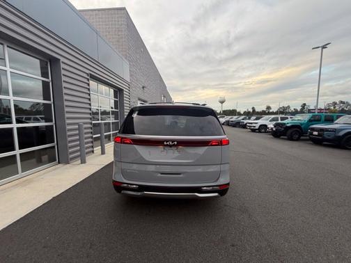 Ceramic Silver 2024 Kia Carnival SX