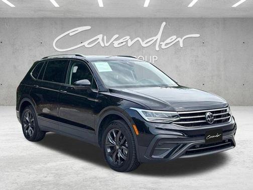 Deep Black Pearl Effect 2023 Volkswagen Tiguan 2.0T SE