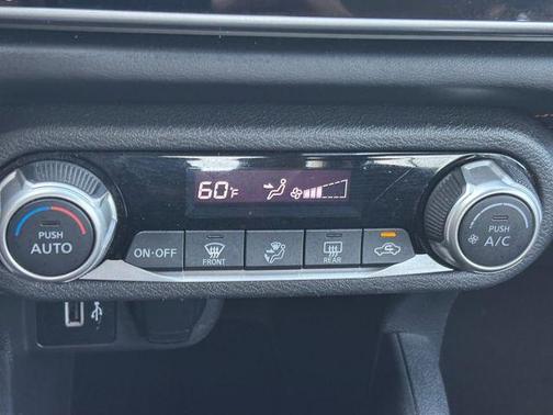 Scarlet Ember 2020 Nissan Versa 1.6 SR