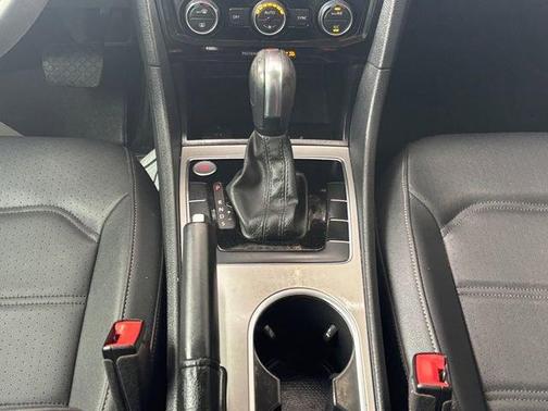 Pure White 2022 Volkswagen Passat 2.0T SE