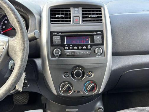 Brilliant Silver Metallic 2017 Nissan Versa 1.6 SV