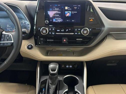 Pearl 2025 Toyota Highlander XLE