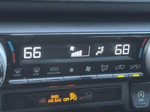 Ice 2023 Toyota RAV4 XLE Premium