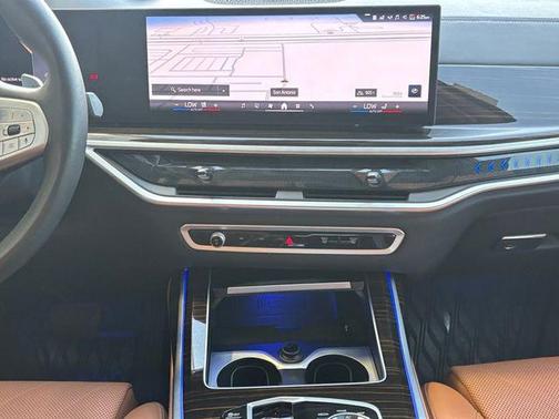 Mineral White Metallic 2024 BMW X7 xDrive40i