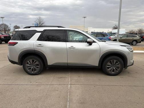 2024 Nissan Pathfinder SV