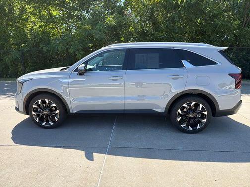 Wolf Gray 2025 Kia Sorento SX