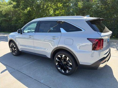 Wolf Gray 2025 Kia Sorento SX
