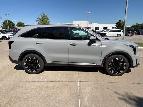 Wolf Gray 2025 Kia Sorento SX