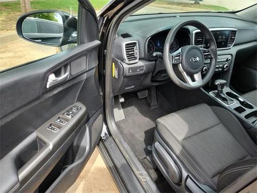 Photo 3 of 20 of 2020 Kia Sportage LX