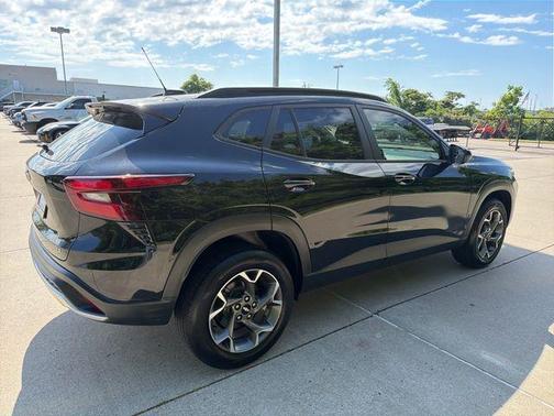 Mosaic Black Metallic 2025 Chevrolet Trax LT