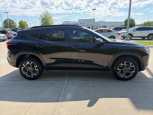 Mosaic Black Metallic 2025 Chevrolet Trax LT