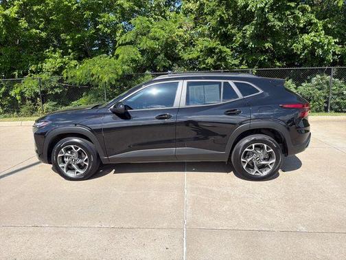 Mosaic Black Metallic 2025 Chevrolet Trax LT