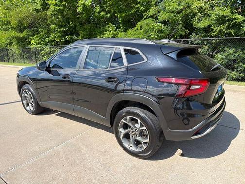 Mosaic Black Metallic 2025 Chevrolet Trax LT
