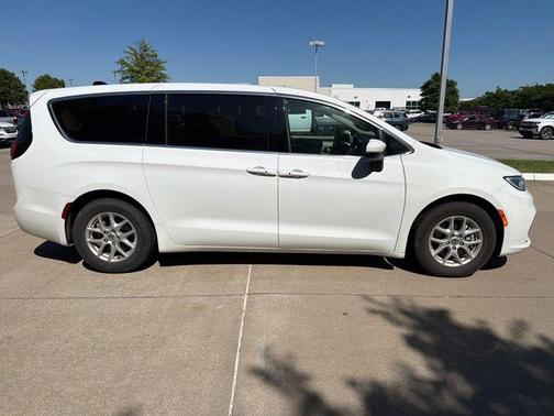 Bright White Clearcoat 2023 Chrysler Pacifica Touring-L