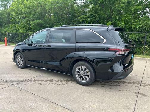 2024 Toyota Sienna XLE