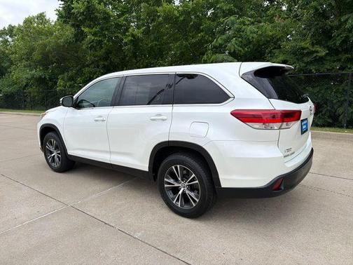 Blizzard Pearl 2019 Toyota Highlander LE