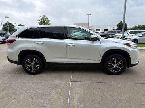 Blizzard Pearl 2019 Toyota Highlander LE