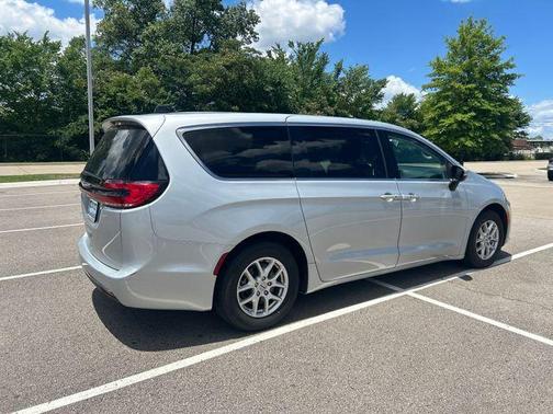 2023 Chrysler Pacifica Touring-L