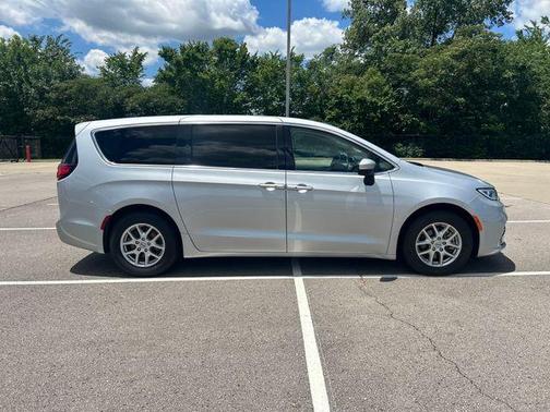 2023 Chrysler Pacifica Touring-L