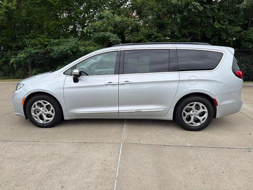 Silver Mist Clearcoat 2023 Chrysler Pacifica Limited