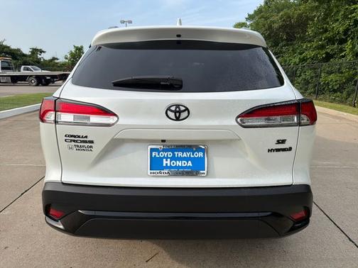 Pearl 2024 Toyota Corolla Cross Hybrid SE