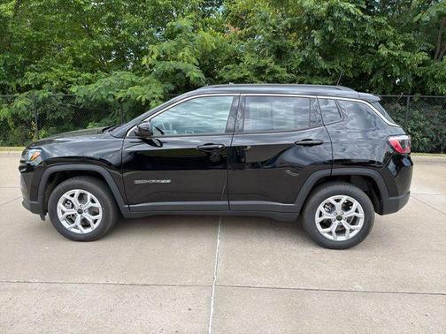 Diamond Black 2025 Jeep Compass Latitude