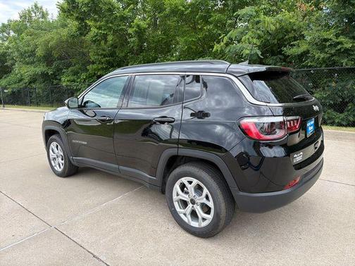 Diamond Black 2025 Jeep Compass Latitude