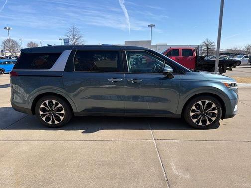 2024 Kia Carnival EX