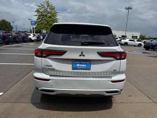 2023 Mitsubishi Outlander SE