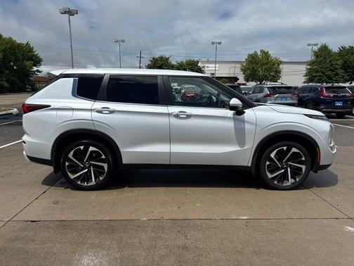 2023 Mitsubishi Outlander SE