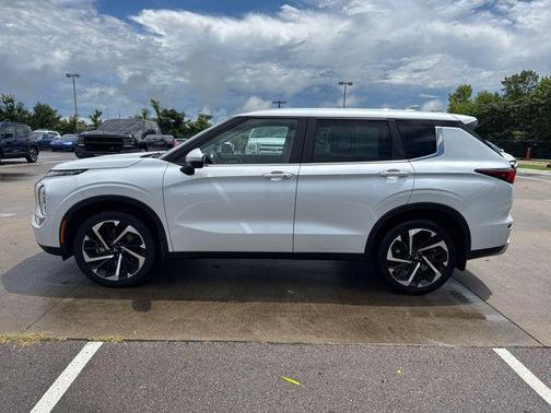 2023 Mitsubishi Outlander SE