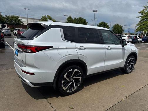 2023 Mitsubishi Outlander SE