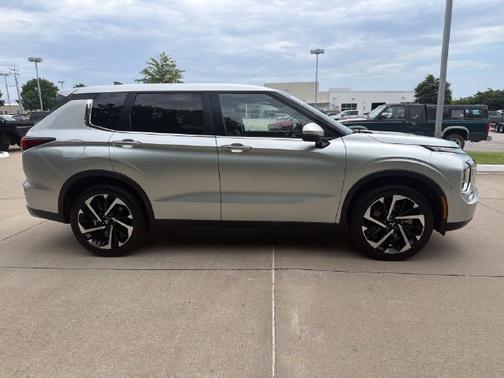 Silver 2024 Mitsubishi Outlander SE
