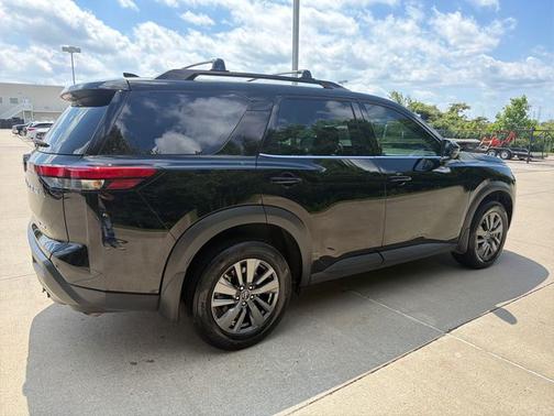 Super Black 2024 Nissan Pathfinder SV