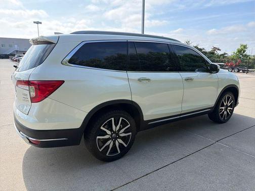 White 2019 Honda Pilot Elite