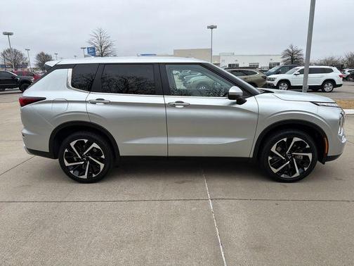 2024 Mitsubishi Outlander SE