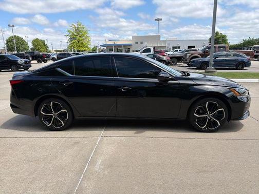 Super Black Clearcoat 2024 Nissan Altima 2.5 SR