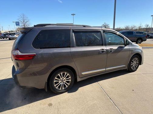 2020 Toyota Sienna XLE